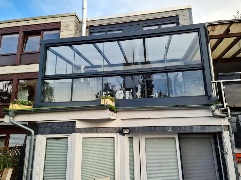 Balkonverglasung mit Glasdach und Glasschiebewänden