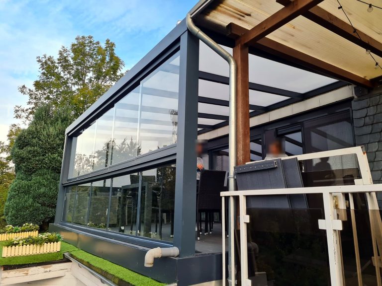 Verglaster Balkon mit Glasschiebewänden in seitlicher Ansicht