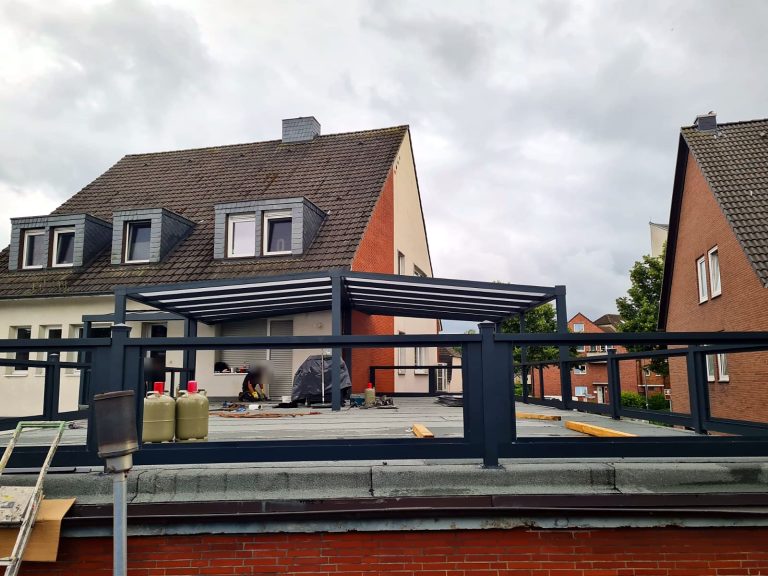 Dachterrasse mit anthrazitfarbener Überdachung und umlaufendem Aluminium-Geländer