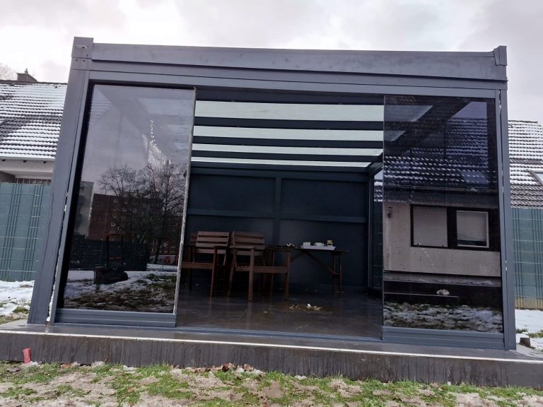 Freistehender Terrassenraum mit Glasschiebetüren und anthrazitfarbenem Rahmen
