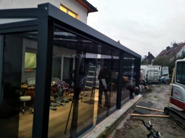 Seitenansicht eines Glas-Terrassenraums mit anthrazitfarbenem Aluminiumrahmen